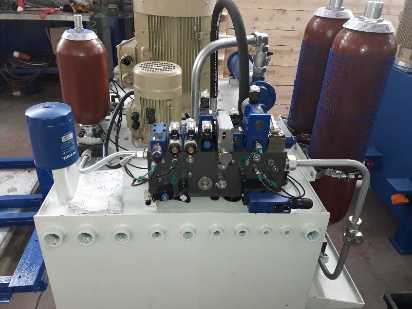 Tek Kafalı Çift Mengene Enerji Verimli Plastik Şişirme Makinası Hidrolik Sistemi