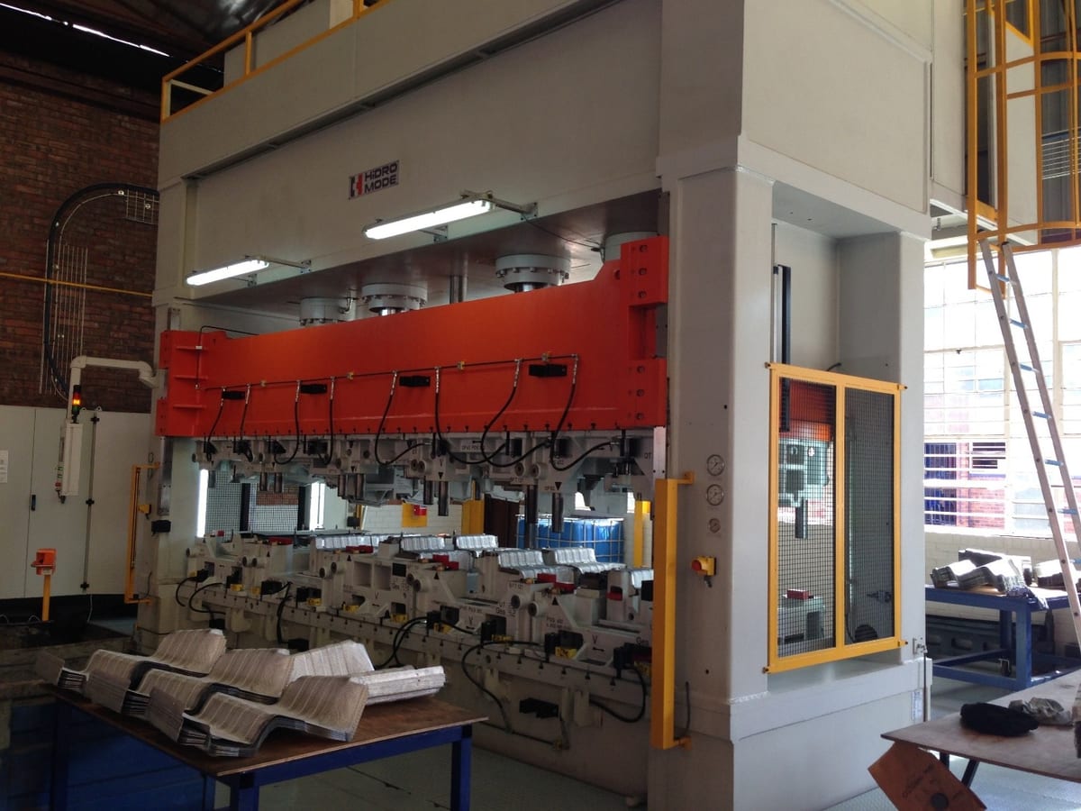 Yüksek Hızda Koç Paralellik Kontollü 400T Sıvama Presi Hidrolik Sistemi